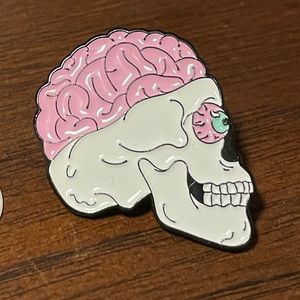 💀 🧠 Horror Skull Pink Brains & Eyeball Collectable Fashion Pin 🧠💀